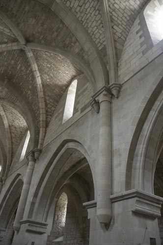 Nave central con la bóveda y ventanas en la iglesia de Irantzu